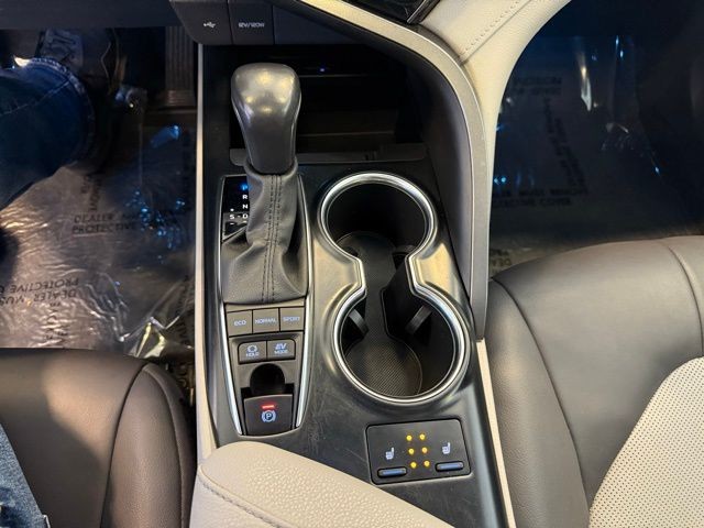 Toyota Camry Hybrid Vehicle Full-screen Gallery Image 16