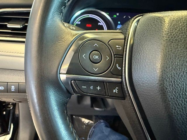 Toyota Camry Hybrid Vehicle Full-screen Gallery Image 18