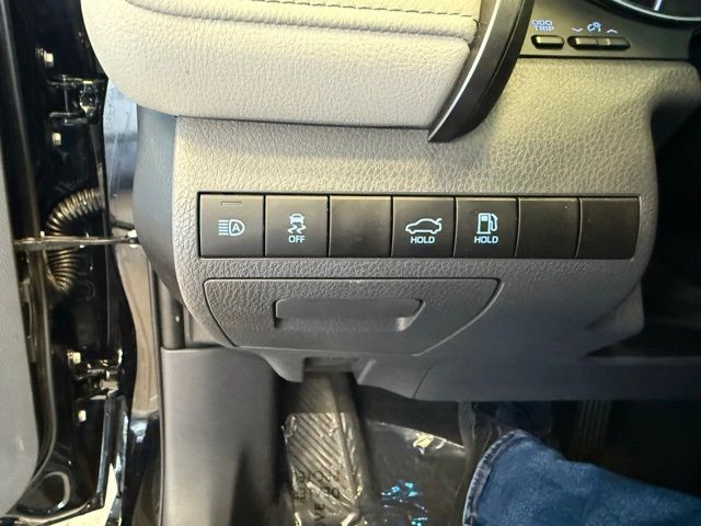 Toyota Camry Hybrid Vehicle Full-screen Gallery Image 19