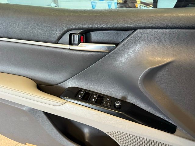 Toyota Camry Hybrid Vehicle Full-screen Gallery Image 20