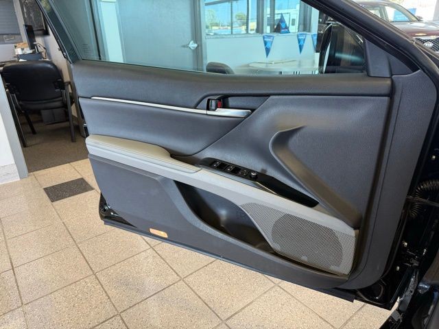 Toyota Camry Hybrid Vehicle Full-screen Gallery Image 21
