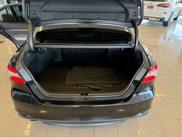 Toyota Camry Hybrid Vehicle Full-screen Gallery Image 22