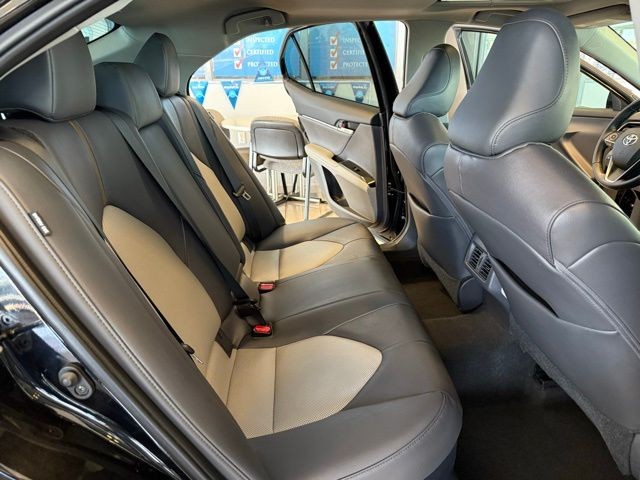 Toyota Camry Hybrid Vehicle Full-screen Gallery Image 23