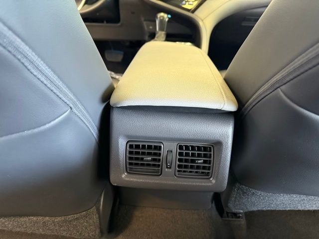 Toyota Camry Hybrid Vehicle Full-screen Gallery Image 24