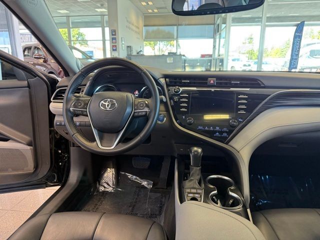 Toyota Camry Hybrid Vehicle Full-screen Gallery Image 25