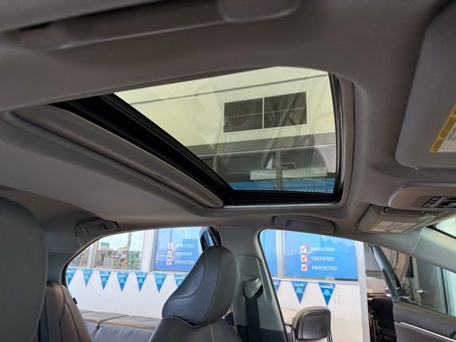 Toyota Camry Hybrid Vehicle Full-screen Gallery Image 26