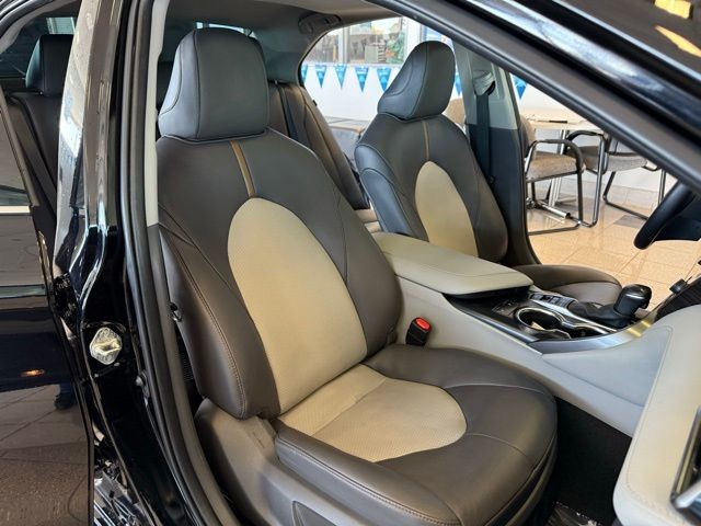 Toyota Camry Hybrid Vehicle Full-screen Gallery Image 27