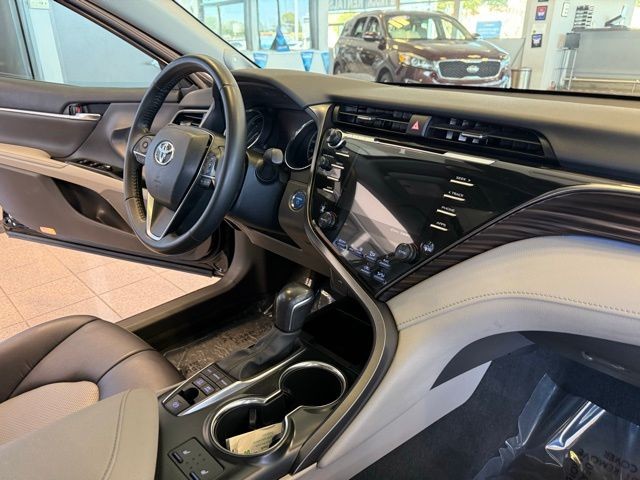Toyota Camry Hybrid Vehicle Full-screen Gallery Image 28