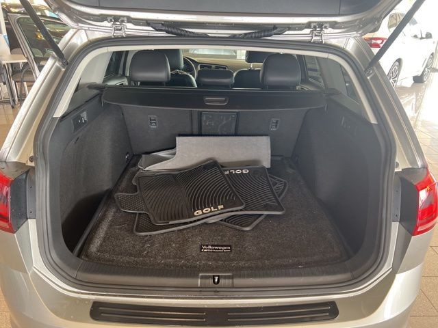 Volkswagen Golf SportWagen Vehicle Full-screen Gallery Image 22