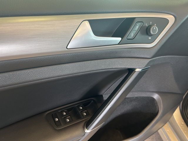 Volkswagen Golf SportWagen Vehicle Full-screen Gallery Image 34