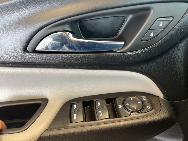 Chevrolet Equinox Vehicle Full-screen Gallery Image 33