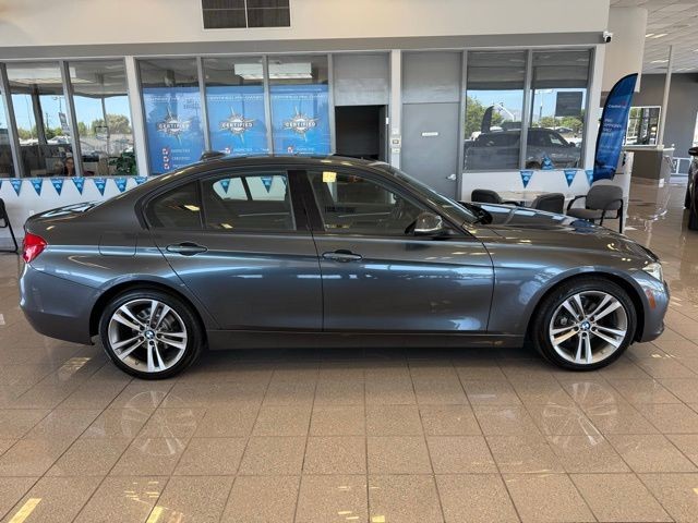 BMW 3 Series Vehicle Full-screen Gallery Image 02