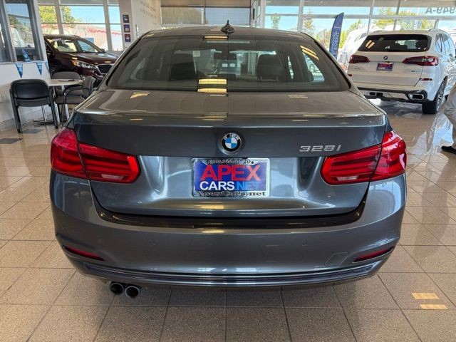 BMW 3 Series Vehicle Full-screen Gallery Image 04
