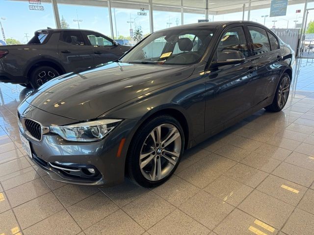 BMW 3 Series Vehicle Full-screen Gallery Image 06