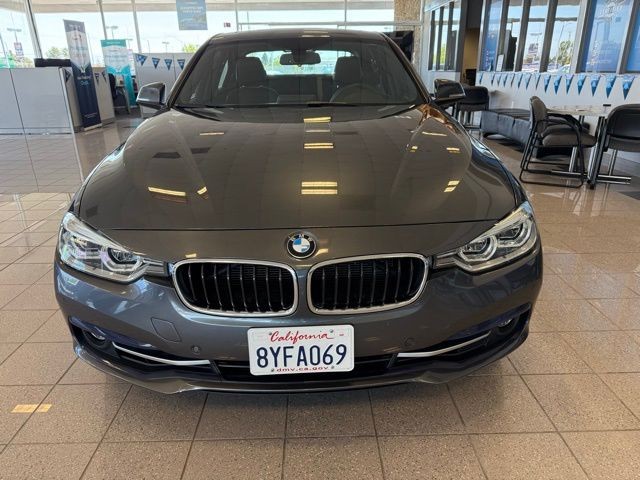 BMW 3 Series Vehicle Full-screen Gallery Image 07