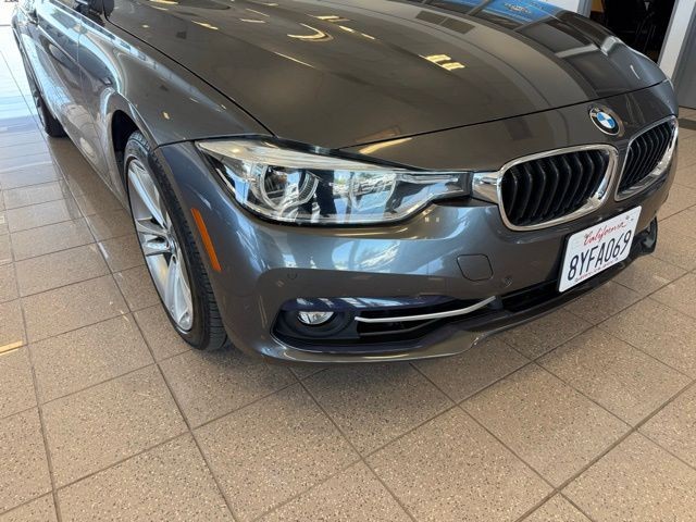 BMW 3 Series Vehicle Full-screen Gallery Image 08