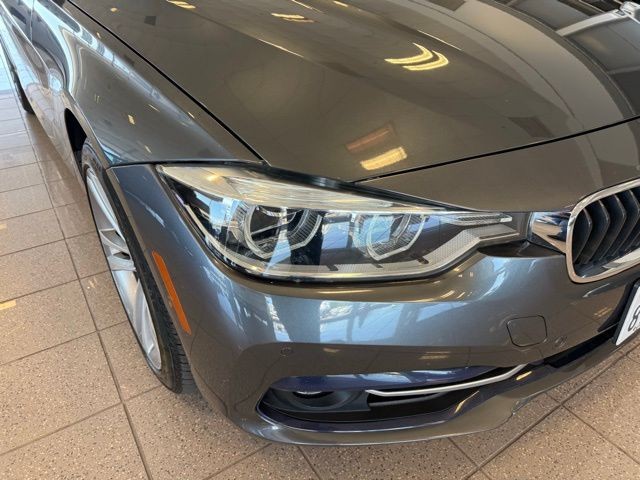 BMW 3 Series Vehicle Full-screen Gallery Image 09