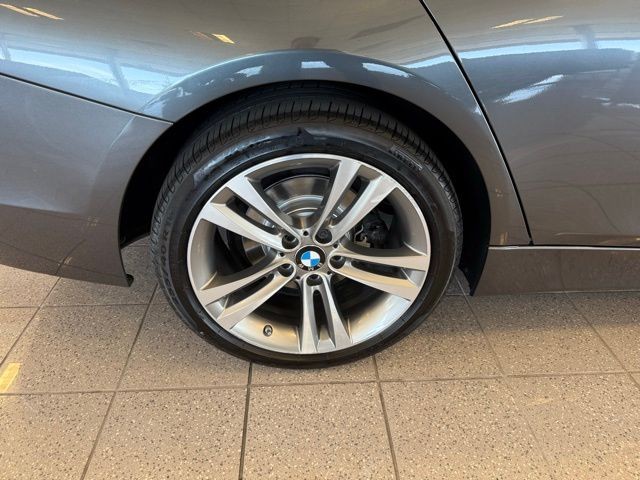 BMW 3 Series Vehicle Full-screen Gallery Image 10