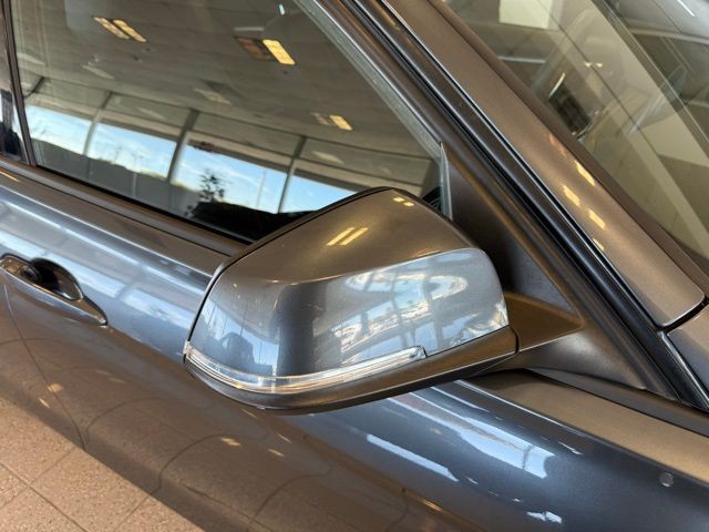 BMW 3 Series Vehicle Full-screen Gallery Image 11