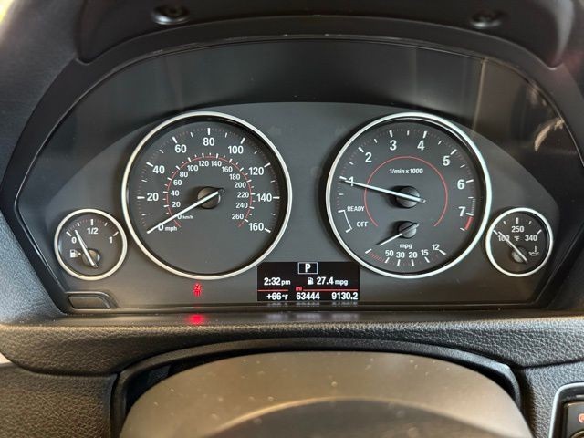 BMW 3 Series Vehicle Full-screen Gallery Image 13