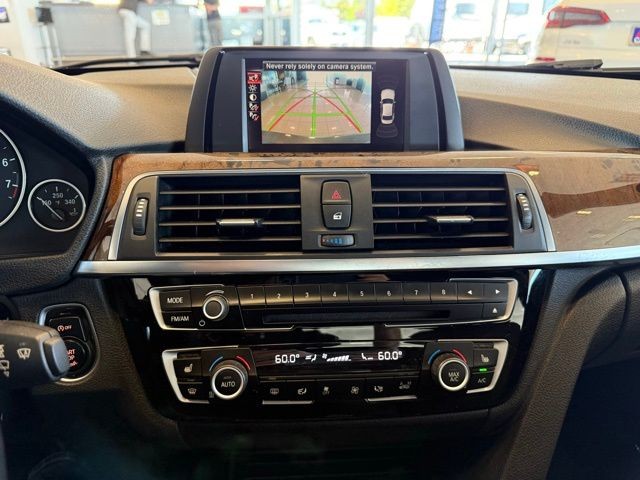 BMW 3 Series Vehicle Full-screen Gallery Image 15