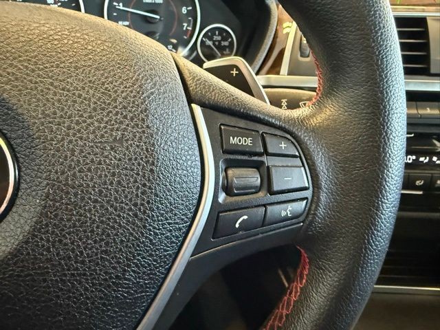 BMW 3 Series Vehicle Full-screen Gallery Image 17
