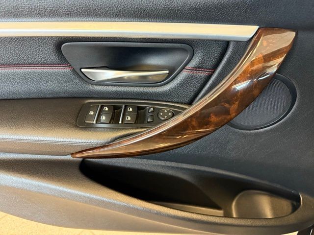 BMW 3 Series Vehicle Full-screen Gallery Image 19