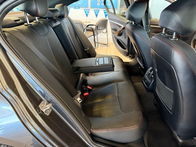BMW 3 Series Vehicle Full-screen Gallery Image 21