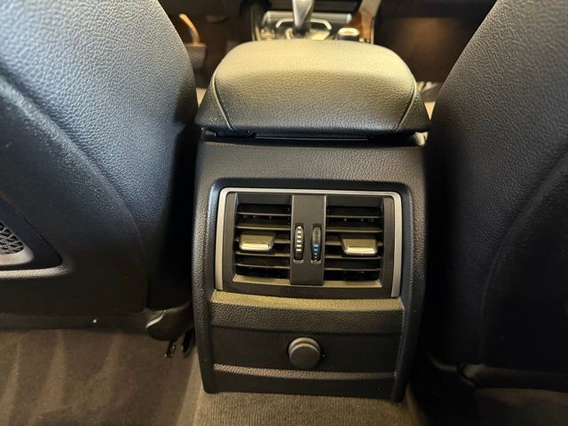 BMW 3 Series Vehicle Full-screen Gallery Image 22