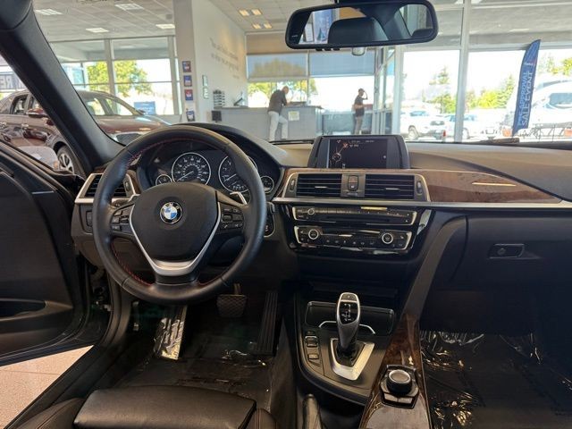 BMW 3 Series Vehicle Full-screen Gallery Image 23