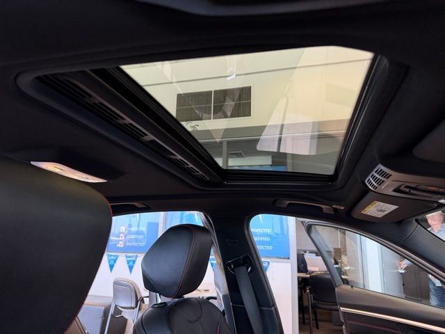 BMW 3 Series Vehicle Full-screen Gallery Image 24
