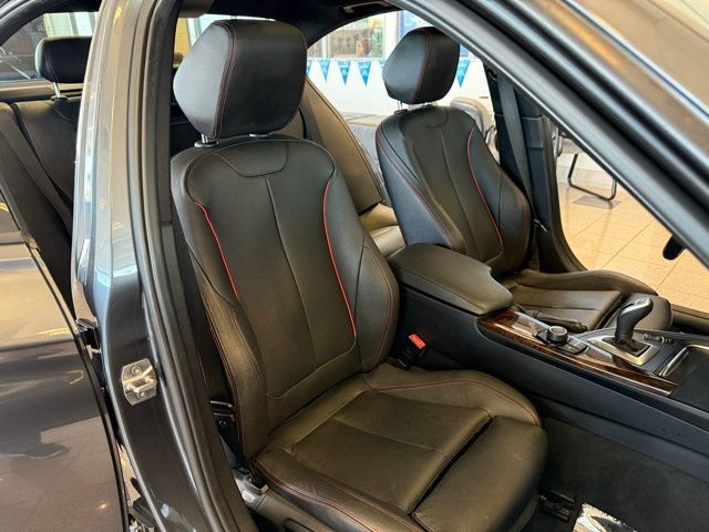 BMW 3 Series Vehicle Full-screen Gallery Image 25