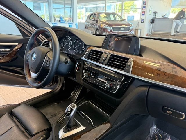BMW 3 Series Vehicle Full-screen Gallery Image 26