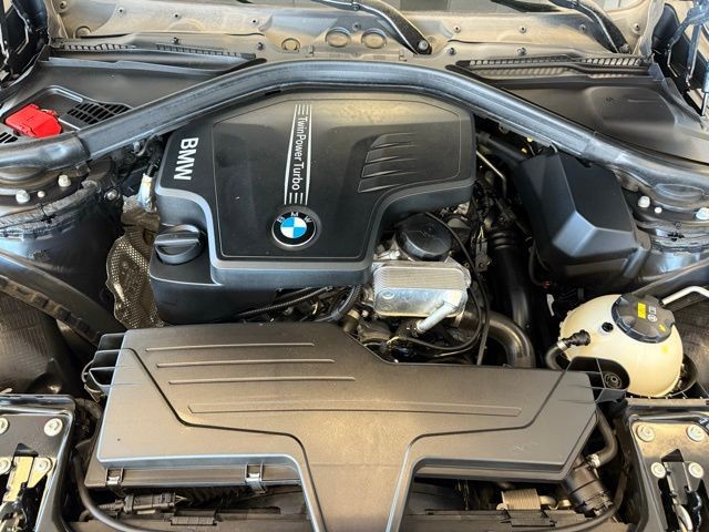 BMW 3 Series Vehicle Full-screen Gallery Image 27