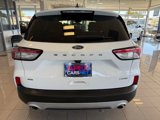Ford Escape Vehicle Full-screen Gallery Image 04