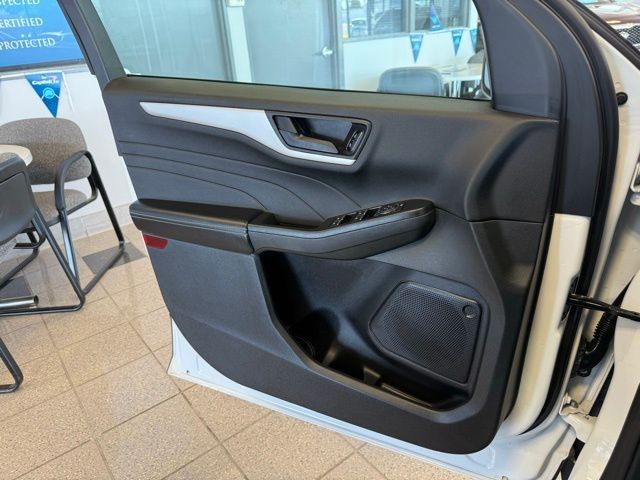 Ford Escape Vehicle Full-screen Gallery Image 21