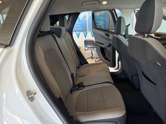 Ford Escape Vehicle Full-screen Gallery Image 24