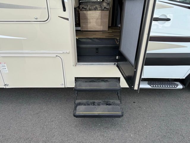 Mercedes-Benz Sprinter Chassis-Cabs Vehicle Full-screen Gallery Image 14