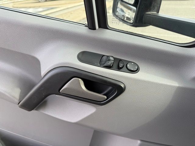 Mercedes-Benz Sprinter Chassis-Cabs Vehicle Full-screen Gallery Image 15