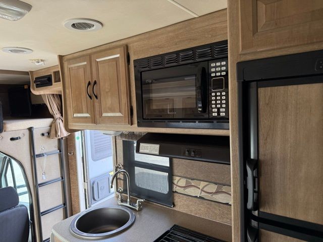 Mercedes-Benz Sprinter Chassis-Cabs Vehicle Full-screen Gallery Image 30