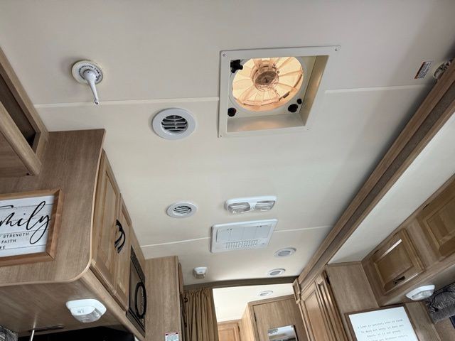 Mercedes-Benz Sprinter Chassis-Cabs Vehicle Full-screen Gallery Image 37