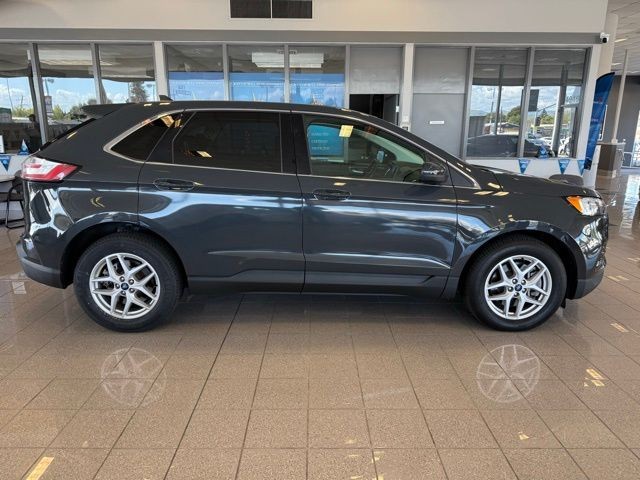 Ford Edge Vehicle Full-screen Gallery Image 02