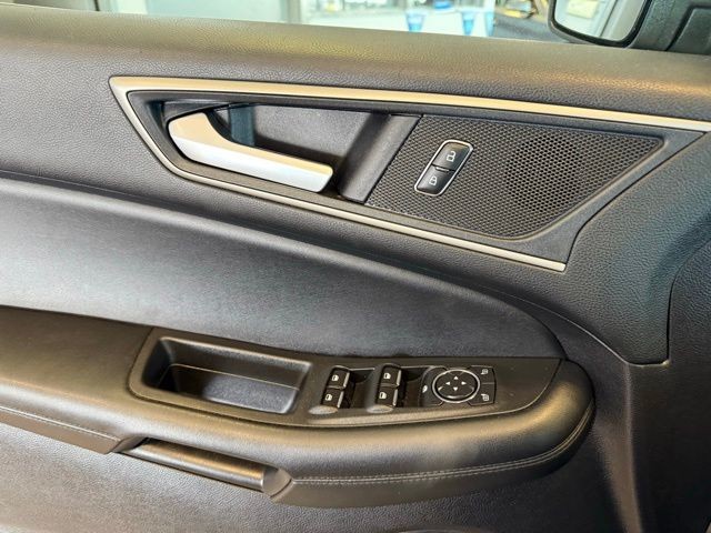 Ford Edge Vehicle Full-screen Gallery Image 19