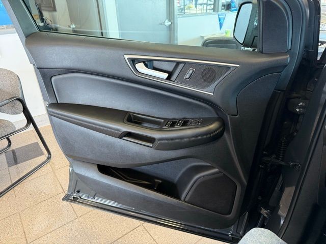 Ford Edge Vehicle Full-screen Gallery Image 20