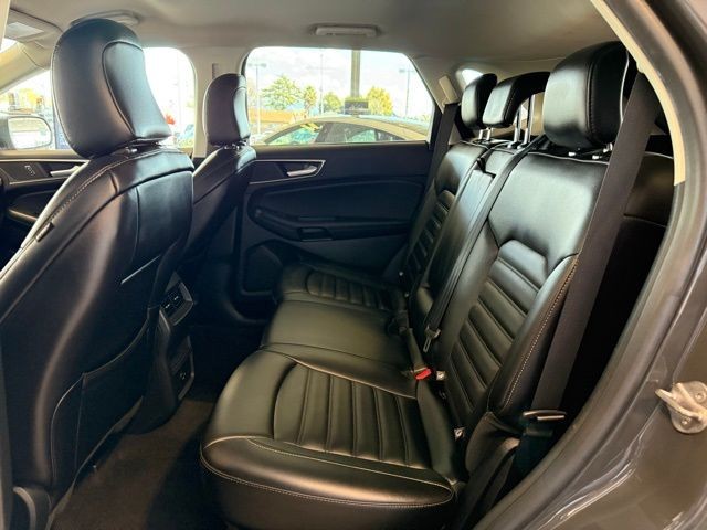 Ford Edge Vehicle Full-screen Gallery Image 21