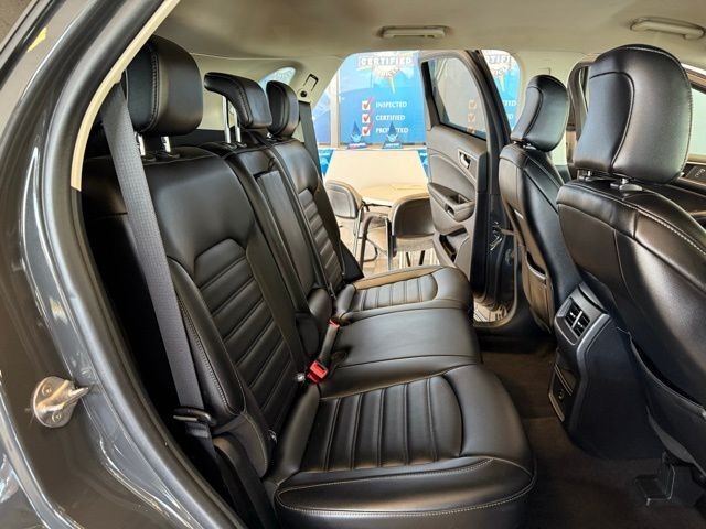 Ford Edge Vehicle Full-screen Gallery Image 23