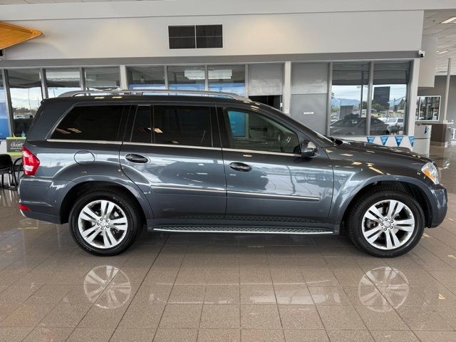 Mercedes-Benz GL-Class Vehicle Full-screen Gallery Image 02