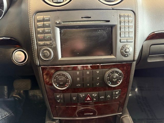 Mercedes-Benz GL-Class Vehicle Full-screen Gallery Image 14