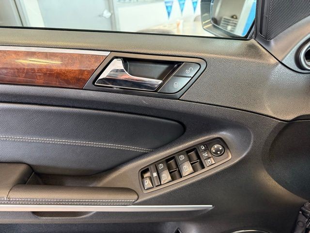 Mercedes-Benz GL-Class Vehicle Full-screen Gallery Image 17