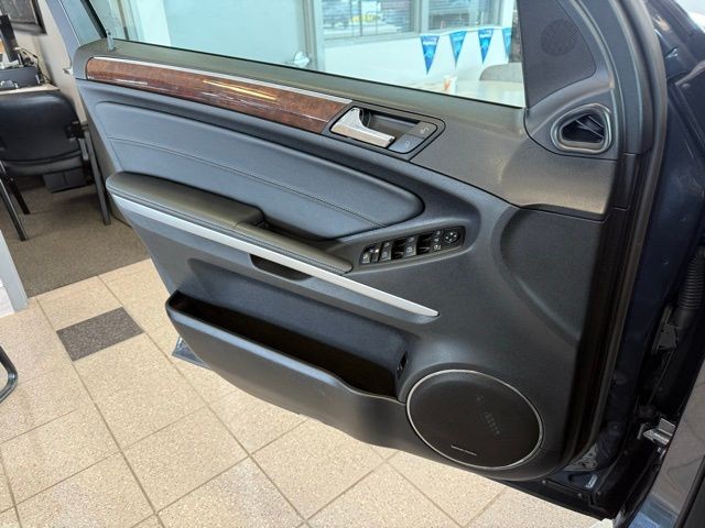 Mercedes-Benz GL-Class Vehicle Full-screen Gallery Image 18